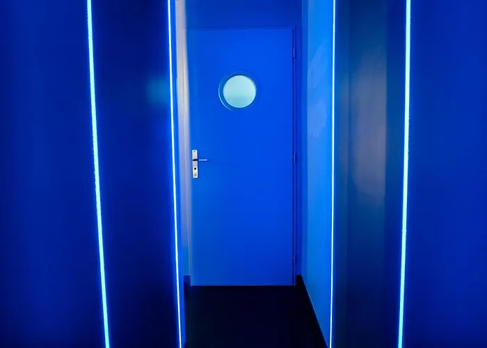L'eclipsina - Insolite Dans Un Univers Futuriste *
